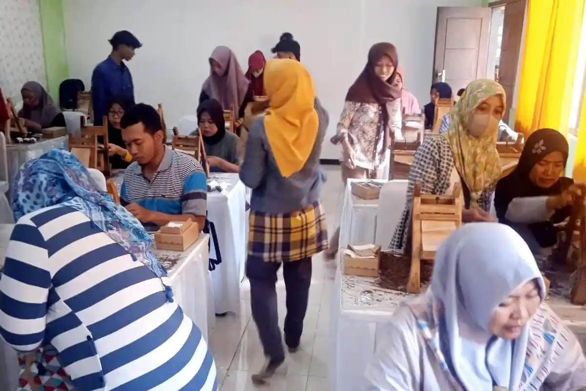 Tekan Pengangguran, Pemkab Lumajang Latih Warga Linting Rokok