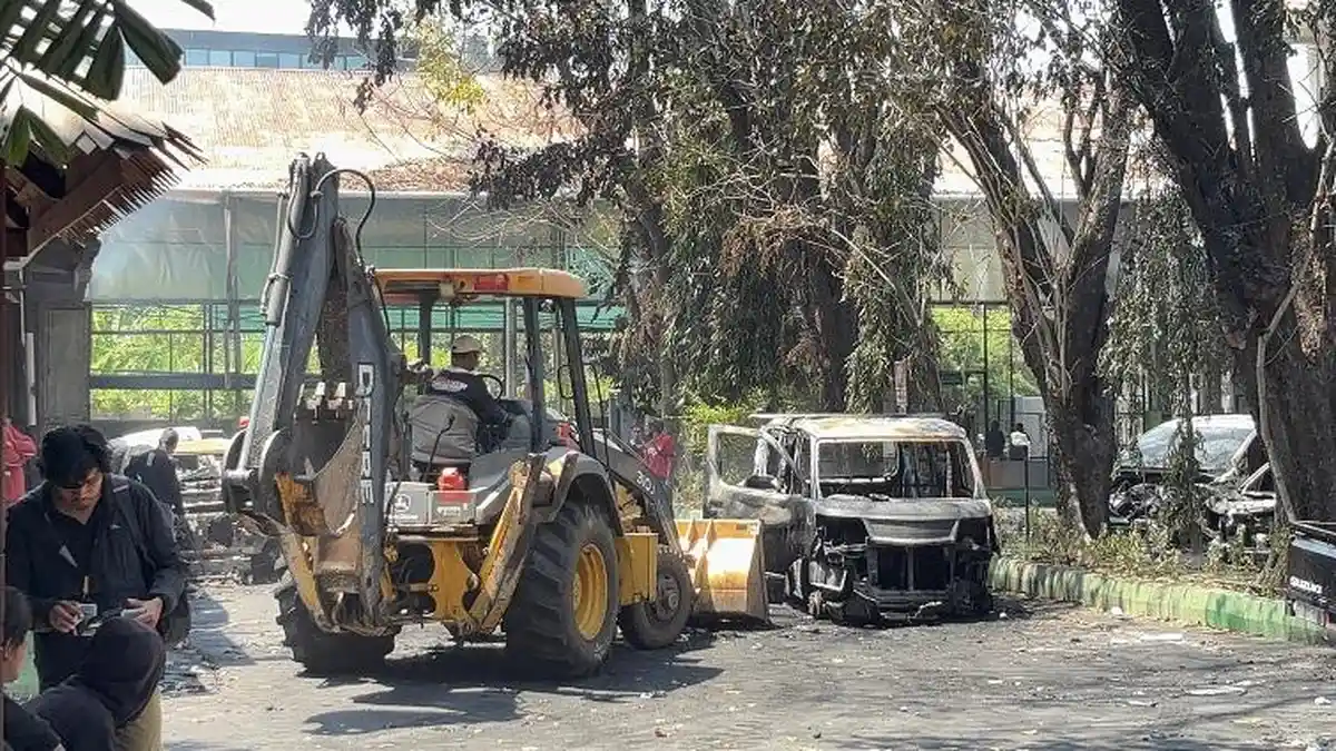 67 Mobil Terbakar di Gedung DPRD Makassar Jumat Malam