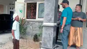 Terduga-pelaku-kekerasan-seksual-siswi-SD-diamankan-anggota-Polsek-Ketapang-sampang.jpg
