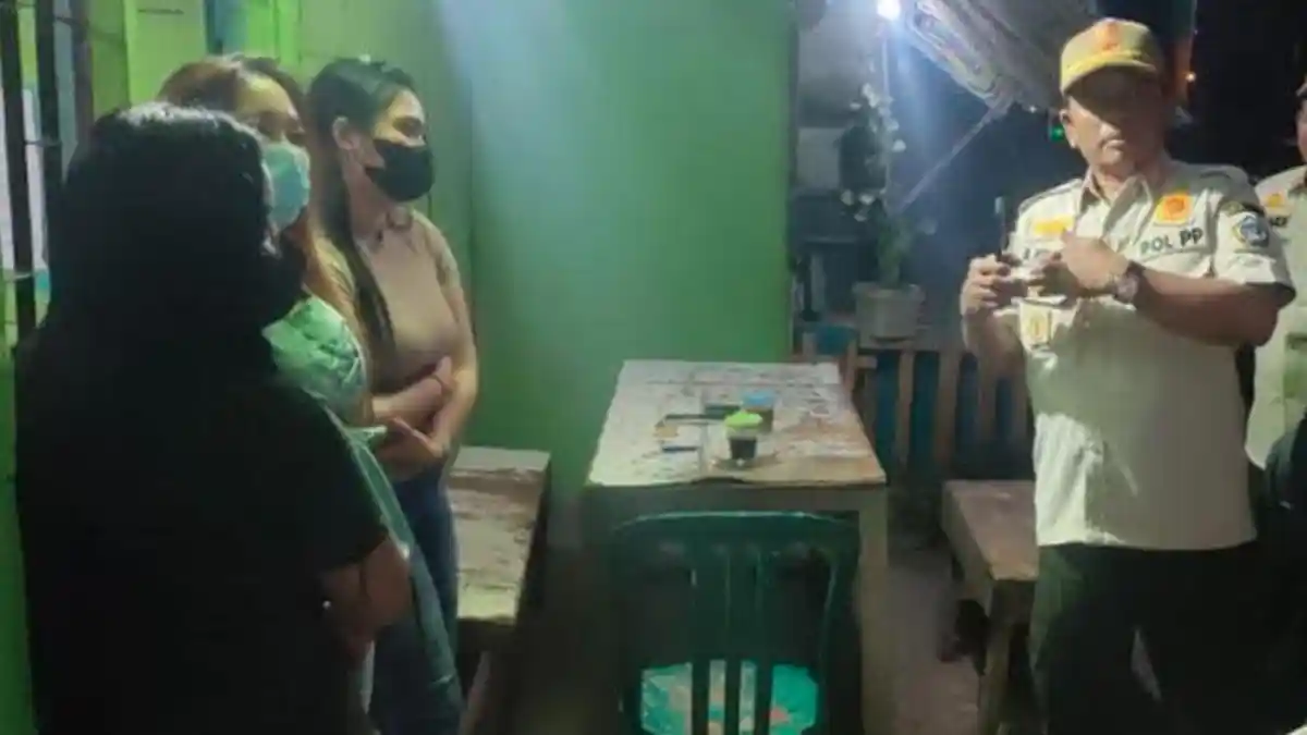 Satpol PP Gresik Gerebek Warkop dan Kafe di Kapten Darmosugondo yang Sediakan Karaoke Plus Pramusaji
