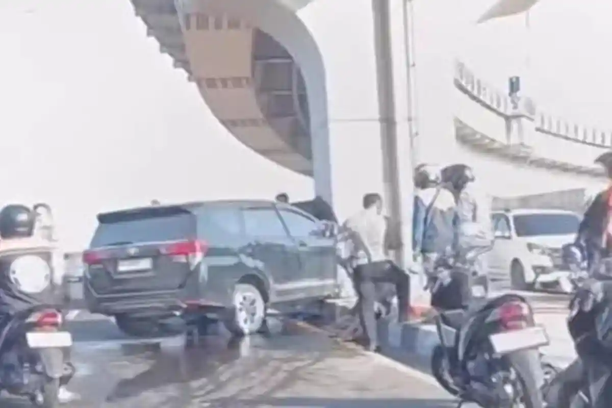 Tabrak Pejalan Kaki, Mobil Innova di Palembang Hantam Tiang LRT Saat Hendak Kabur, Sopirnya Lansia