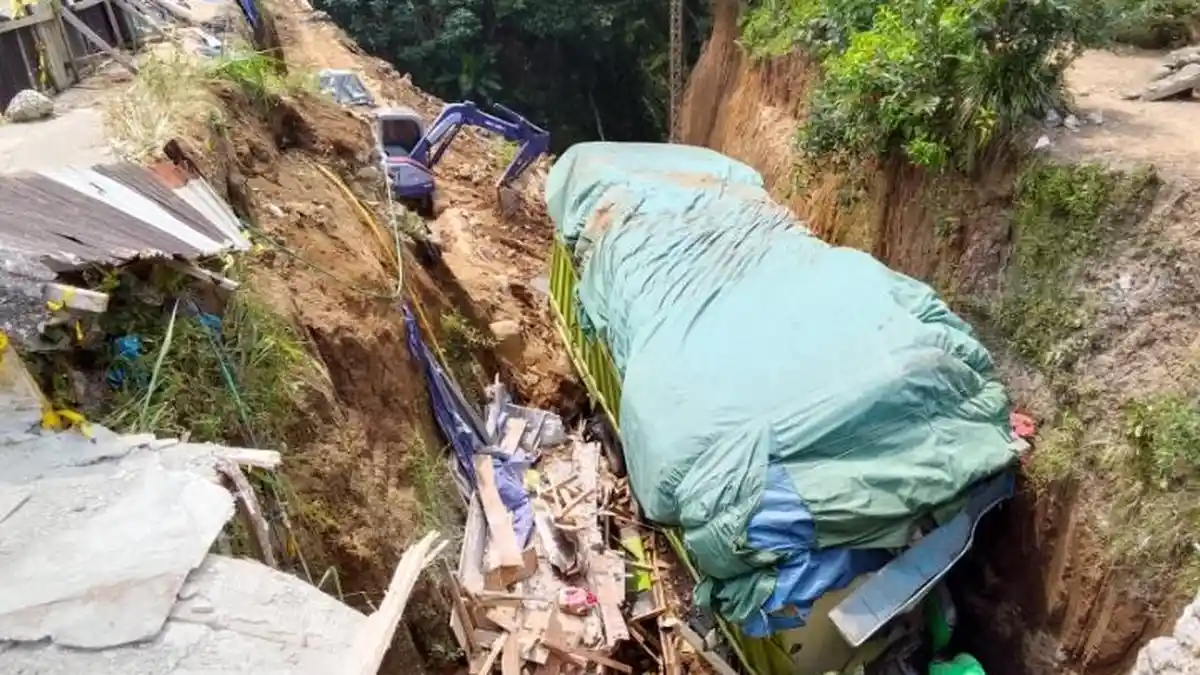 Kronologi Tabrakan Beruntun Berujung Maut Libatkan 6 Kendaraan, Truk Out Control Nyungsep ke Jurang