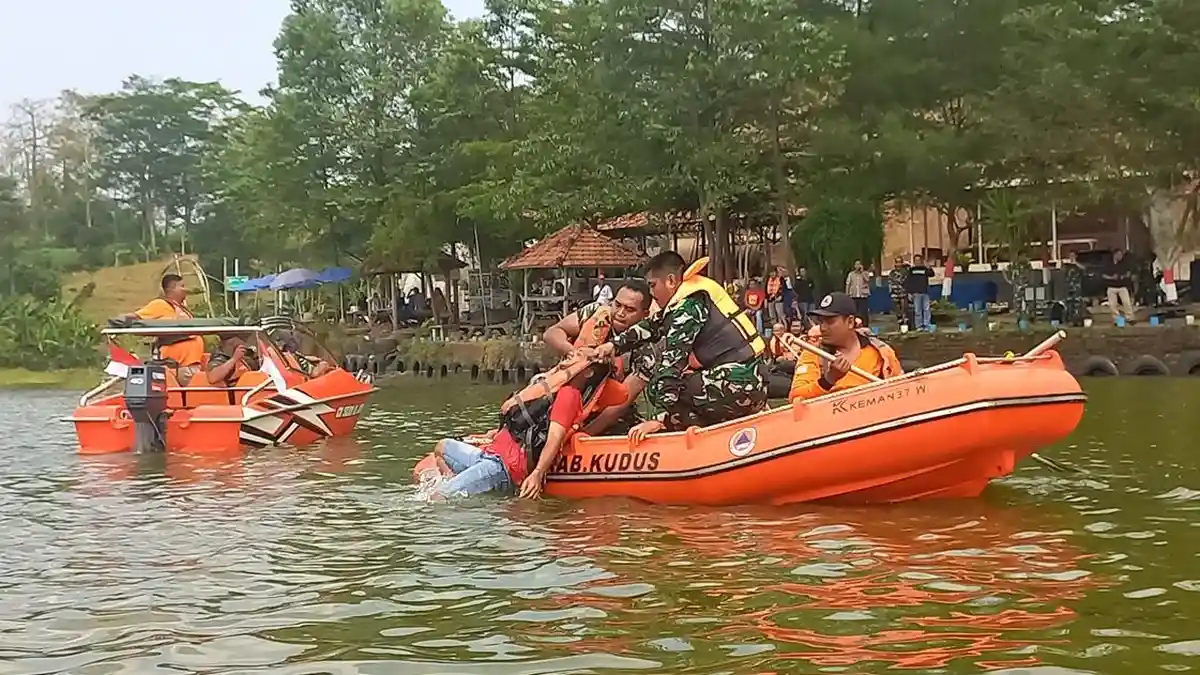 Tak Cuma Bangun Fisik: TMMD Kudus Beri Pelatihan Penyelamatan Korban Kecelakaan di Bendungan Logung