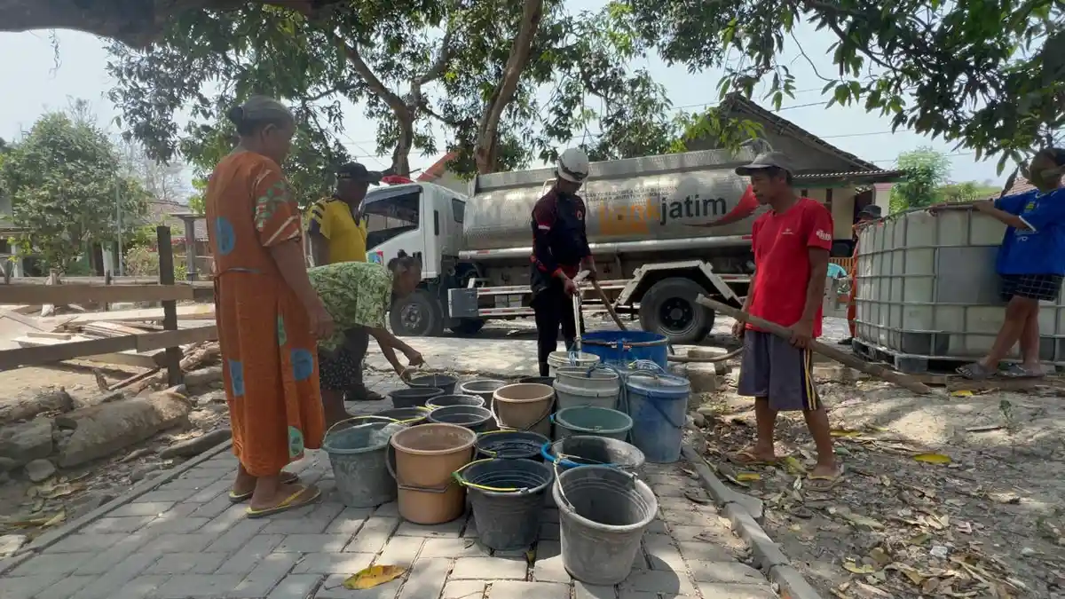 Dampak Kekeringan Parah di Jombang, 1.140 Warga Jipurapah Terpaksa Gali Dasar Sungai Demi Air