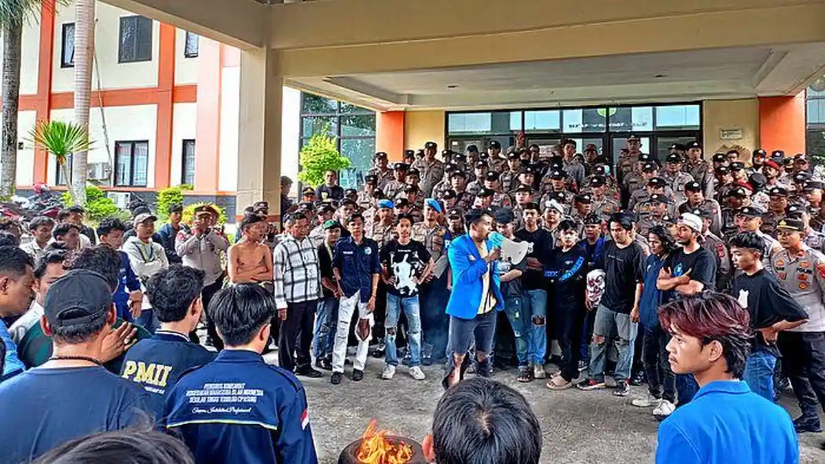 Gelar Aksi dan Bakar Ban, Mahasiswa Soroti Kinerja DPRD dan Bupati Tasikmalaya 