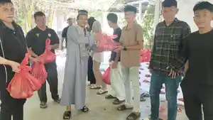 Kepala-SMA-Negeri-9-Banda-Aceh-Zulfikar-membagikan-daging-kurban.jpg