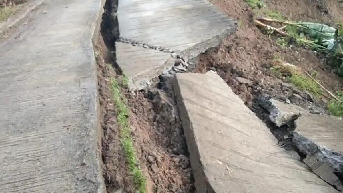 Longsor, Jalan Poros Desa Mesakada Pinrang Terbelah 100 Meter dan Tiang Listrik Tumbang