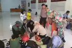 Upaya Tekan Risiko Rabies, Bhabinkamtibmas Dampingi Vaksinasi Massal HPR di Entikong