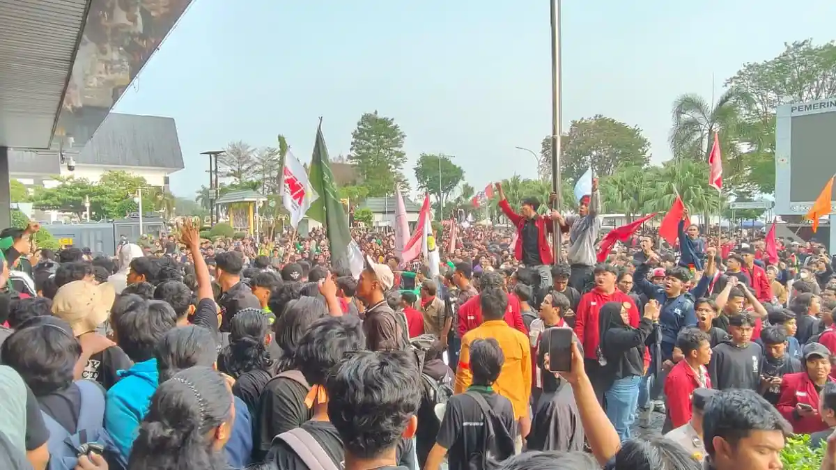 Aksi Brutal Massa di Kantor Gubernur Kaltim & Calon Lawan Borneo FC