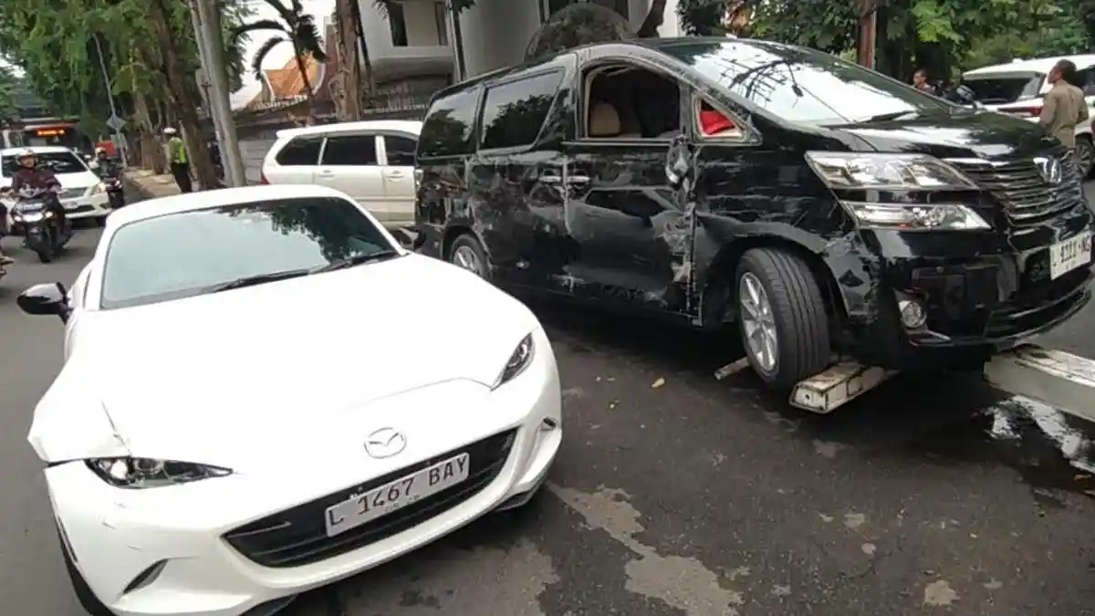 Kecelakaan Beruntun di Surabaya: Vellfire Terguling Hantam Mazda MX-5 di Jalan Darmo