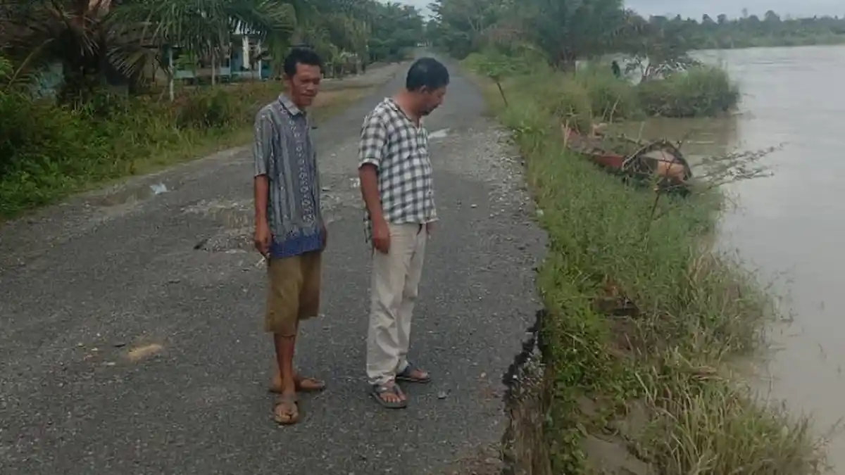 Erosi Gerus Jalan di Drien Tujoh Nagan Raya
