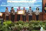Bupati Tapin Terima Penghargaan Menteri Hukum RI, Dukung Pembentukan Pos Bantuan Hukum Desa 