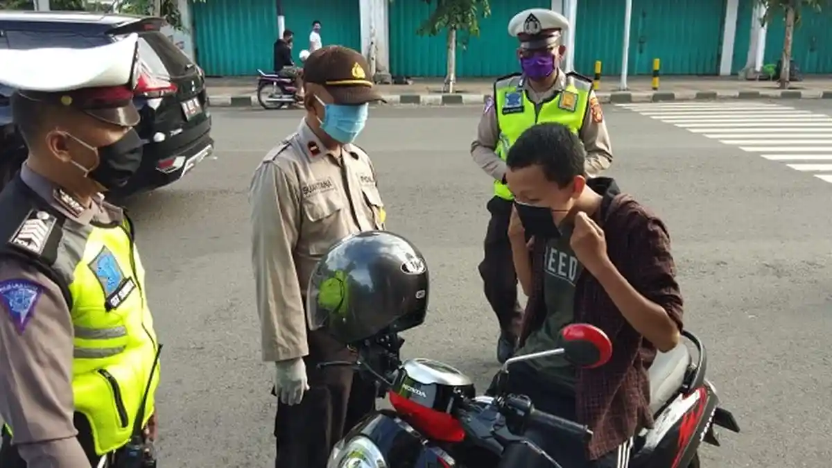 Polres Jembrana Gandeng IDI Bagikan Ribuan Masker pada Masyarakat