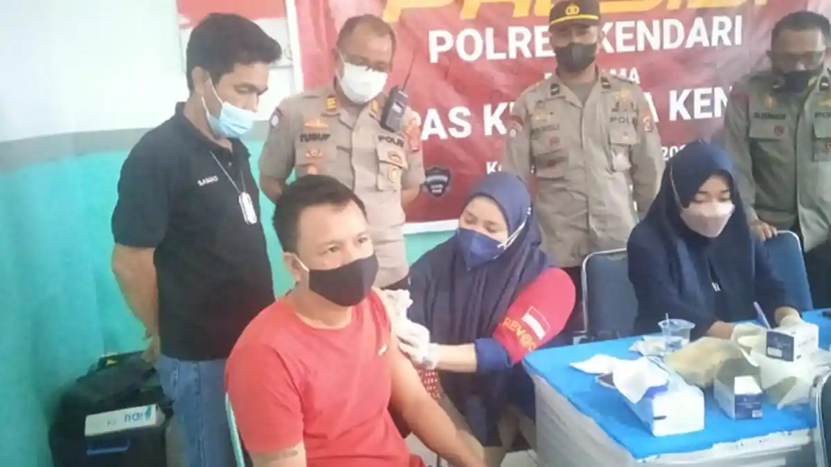 Ratusan Narapidana Lapas Kelas IIA Kendari dan Warga Sekitar Jalani Vaksinasi Covid-19