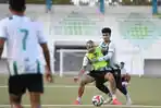 Penyerang-PSMS-Medan-Clayton-Da-Silva-berebut.jpg