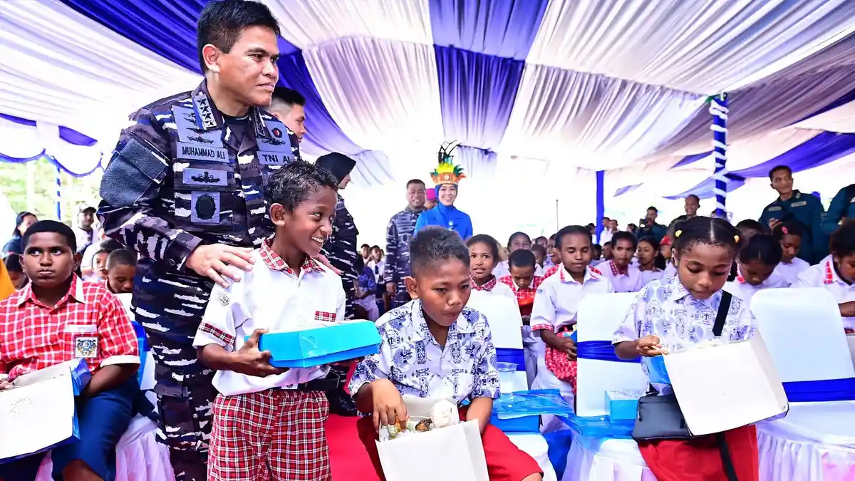 Kunker ke Raja Ampat, KASAL Pantau 1.000 Pelajar Makan Siang Begizi, Uji Coba Program Prabowo-Gibran