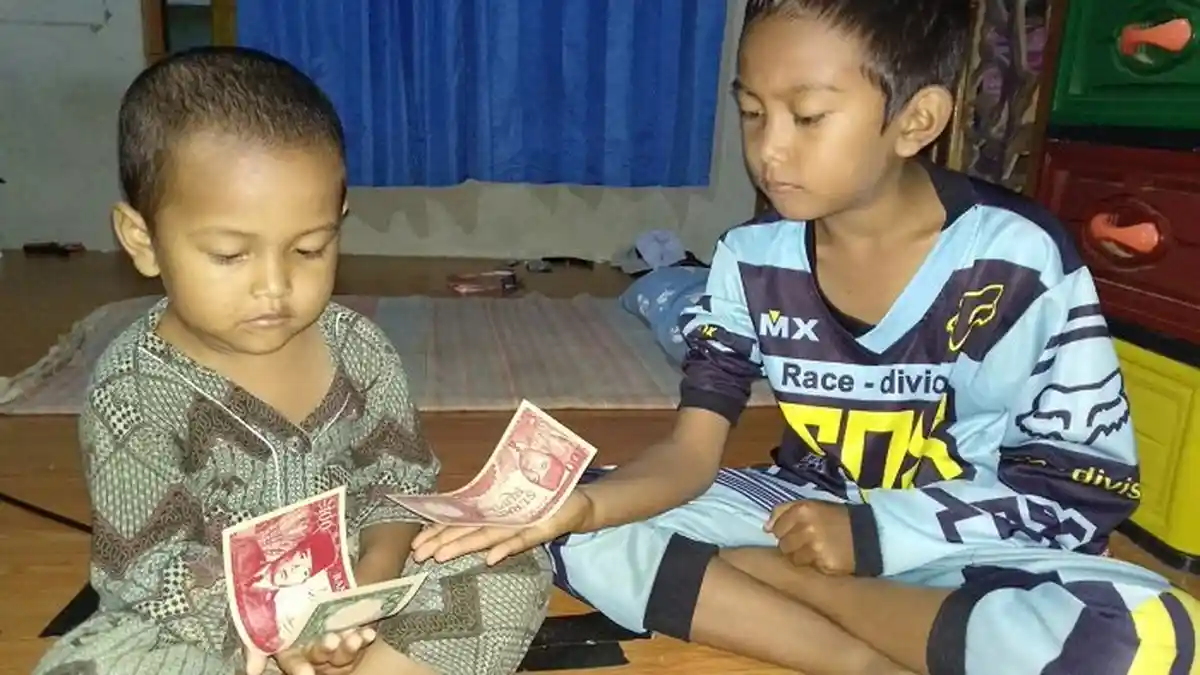 Uang Kertas Kuno Bergambar Soekarno Melengkung saat Berada di Tangan Bocah Ini
