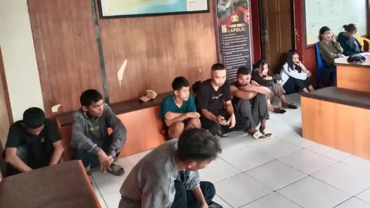 Polisi Tangkap 10 Muda Mudi yang Asik Pesta Miras di Ternate: Komix dan Tisu Magic Jadi Barbuk