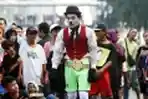 Kumpulkan Modal Menikah Seniman Pantomim Hibur Warga di CFD HI