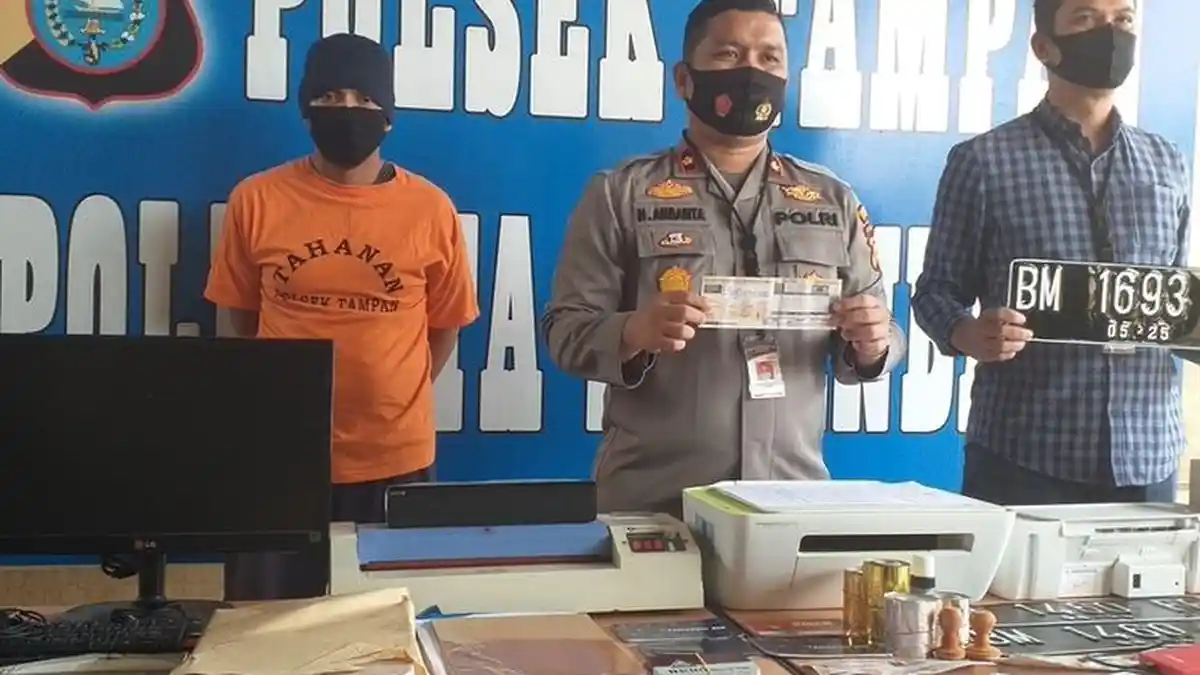 Polisi Ringkus Pelaku Pemalsuan STNK di Pekanbaru Riau, Pemesan ...