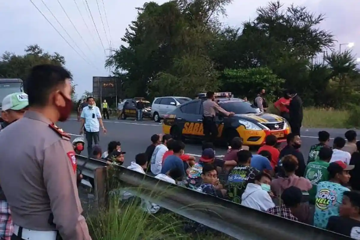Ratusan Remaja dan Pemuda Terjaring Razia Balap Liar di Exit Tol Porong Sidoarjo
