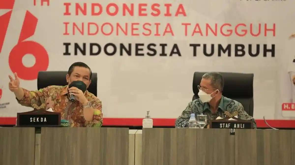Hari Pertama Bertugas Sebagai Sekdaprov Riau, SF Hariyanto Pimpin Rapat RAPBD Tahun 2022