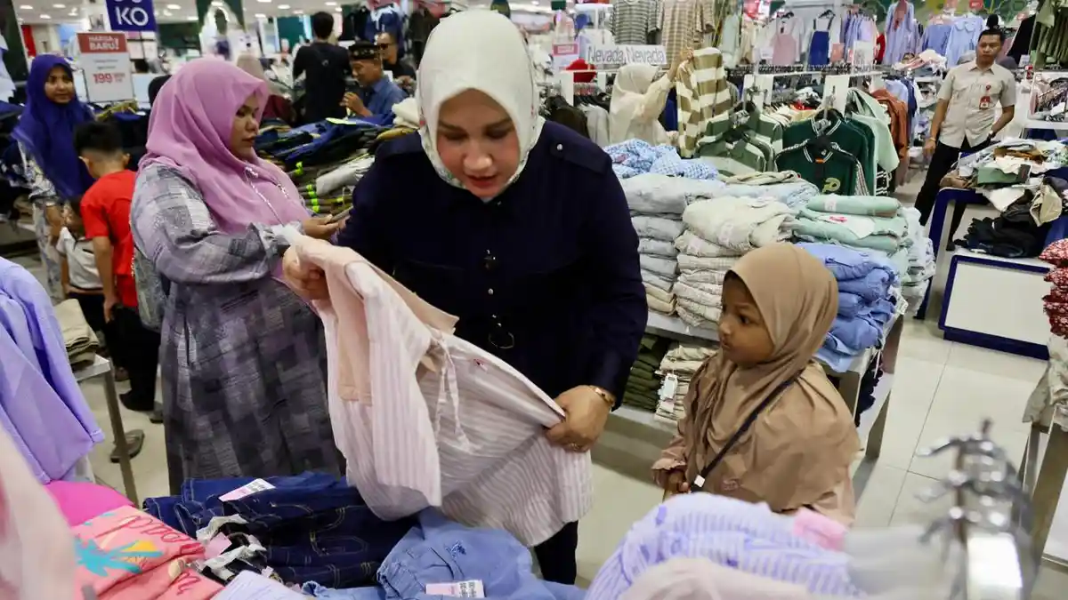 Kak Na Ajak Anak Yatim 'Berburu' Baju Lebaran di Plaza Aceh