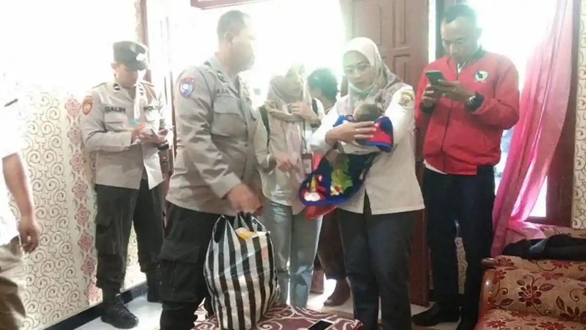 Merasa Janggal Lihat Selimut Mencurigakan di Depan Klinik, Warga Malang Syok Ternyata Ada Bayi