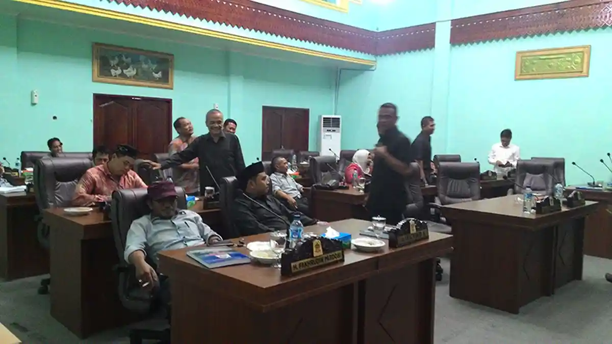 Ucapan Bodoh dan Abal-abal pun Muncul dalam Sidang DPRK Singkil