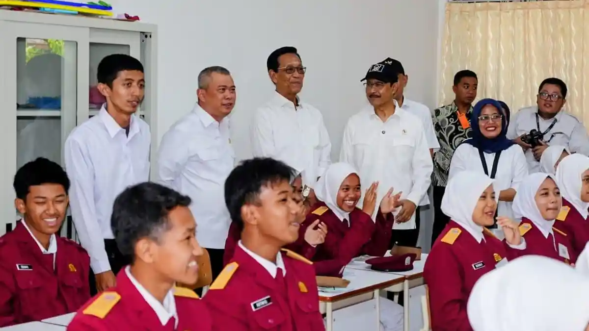 Gus Ipul Sapa Siswa SRMA 20 Sleman Bersama Sri Sultan Hamengku Buwono X dan Menhub Dudy