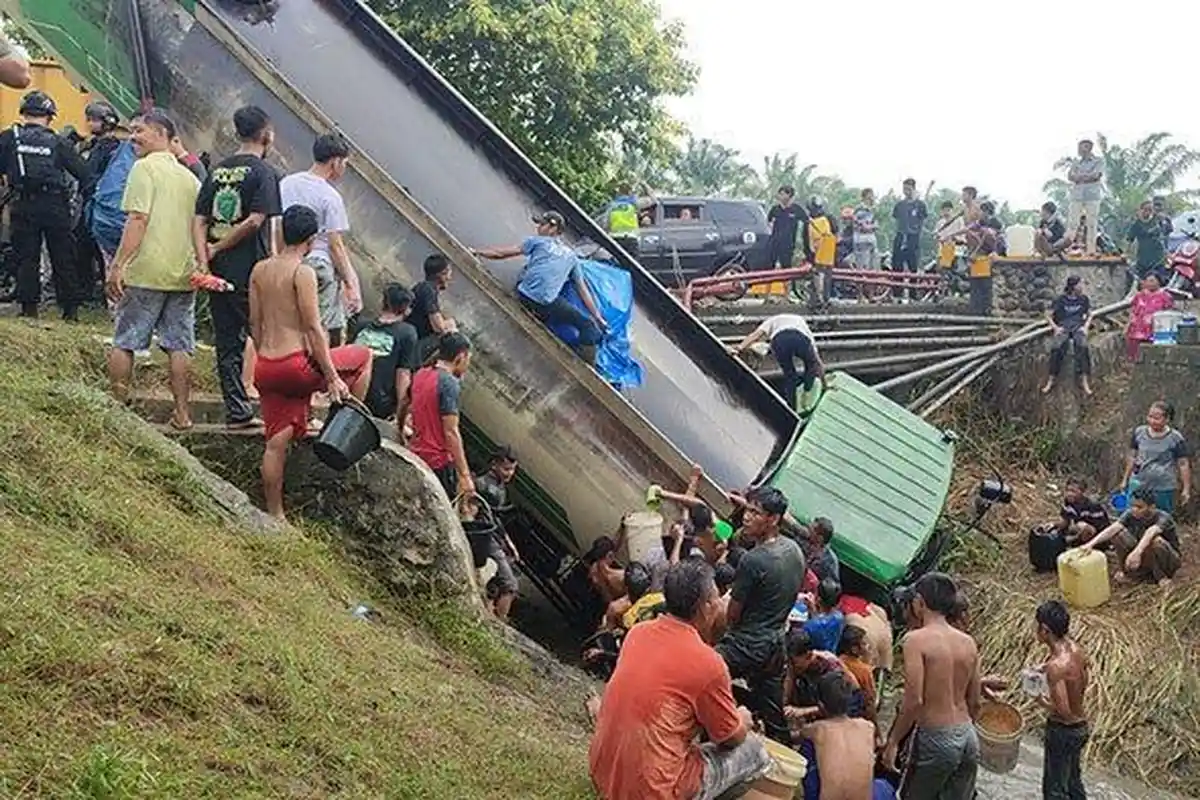Viral Warga Berebut Minyak Goreng dari Truk Pengangkut yang Kecelakaan, Sampai Ada yang Bawa Galon