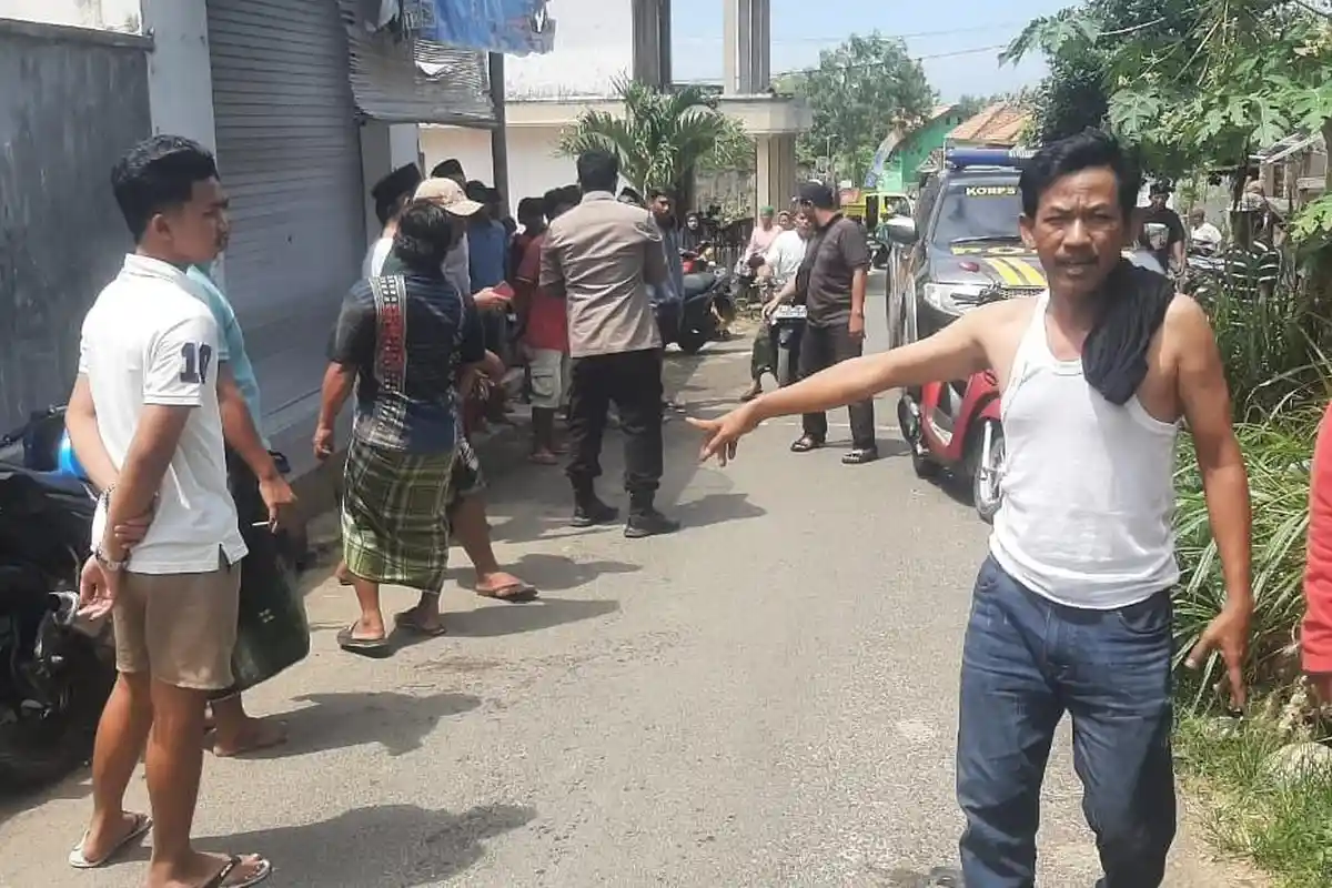 Didatangi Dua Orang saat Bersantai, Pria di Sampang Mendadak Dibacok, Pelaku Kabur Tinggalkan Jejak