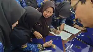 Anisyah-akhirnya-menerima-SK-pengangkatan-PPPK-di-usia-56-tahun.jpg