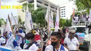 unjuk-rasa-menuntut-kenaikan-upah-di-depan-gedung-dprd-kalsel-rabu-10112021.jpg