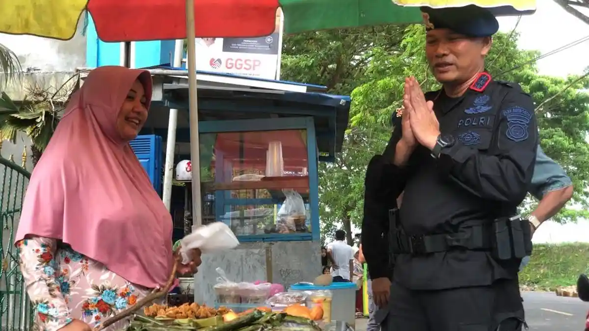 Dampak Aksi Tolak Kenaikan BBM, Penjual Takjil Dapat Sembako dari Polda Maluku Utara