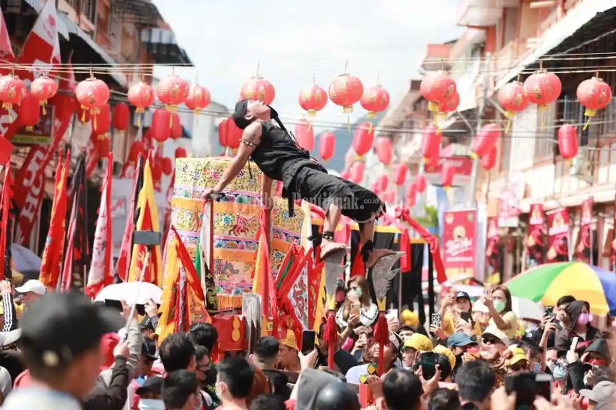 FOTO: Jelang Cap Go Meh, Tatung Cuci Jalan di Singkawang - 813-tatungbersih-kota.jpg