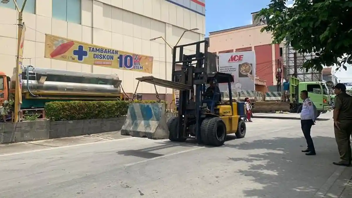 Atasi Kemacetan di Kawasan SCP, Dishub Samarinda Pasang 41 Barier di Jalan P Irian