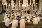 Umat-muslim-sedang-berkumpul-di-masjid.jpg