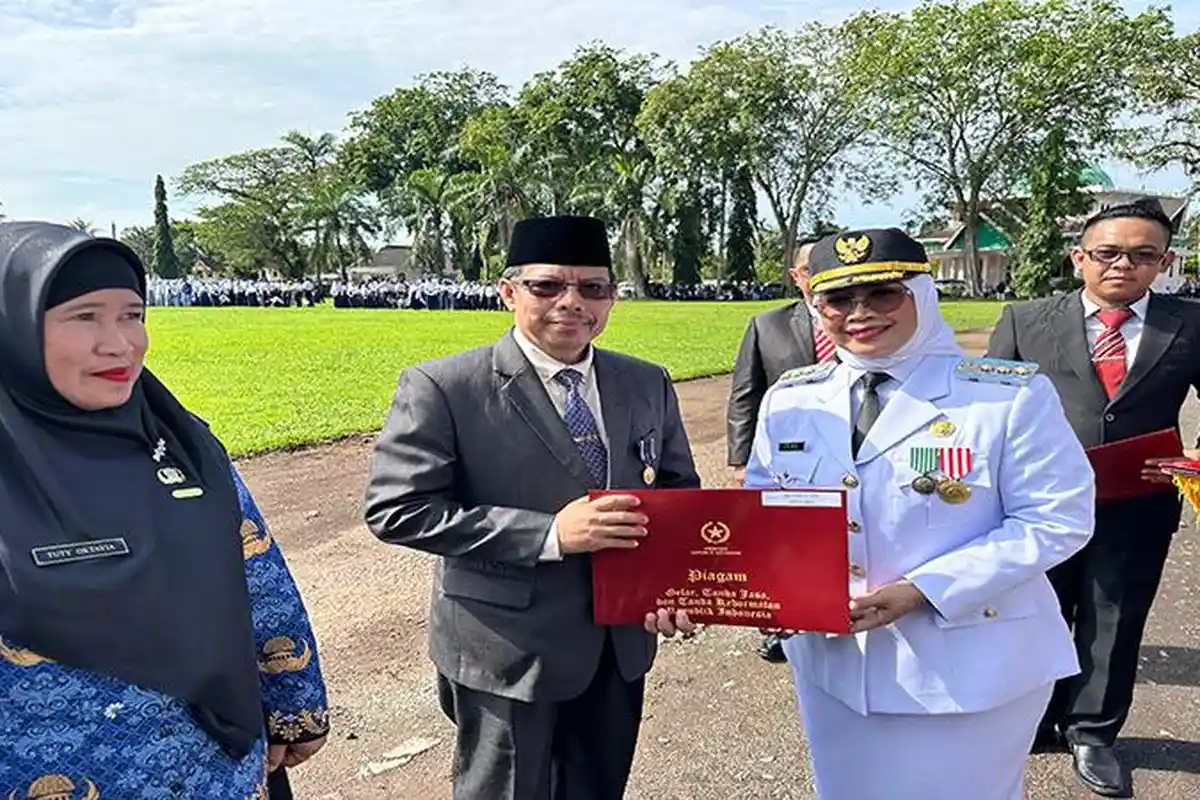 Sekda Mempawah Terima Satyalancana Karya Satya 30 Tahun, Bupati Erlina: Wujud Apresiasi Negara