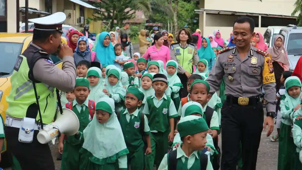 Kapolres Persilahkan Anak-Anak TK Kunjungi Polres Landak