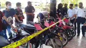 polisi-perlihatkan-barang-bukti-sepeda-motor-yang-dicuri-andika-cs-di-mapolres-sinjai-1.jpg