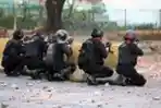 Bentrokan Antara Polisi dan Massa di Tanah Abang