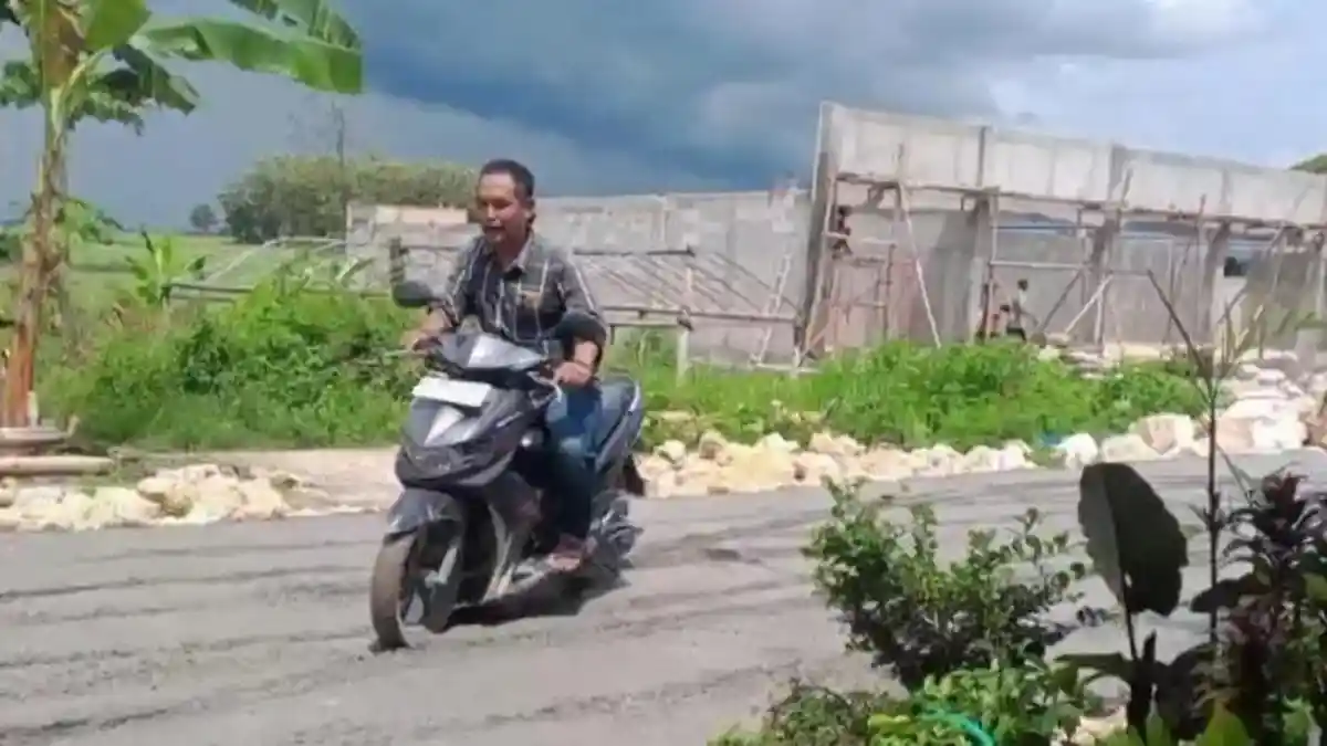 Pengakuan Ketua RT di Blora Nekat Kendarai Motor di Jalan Cor yang Masih Basah