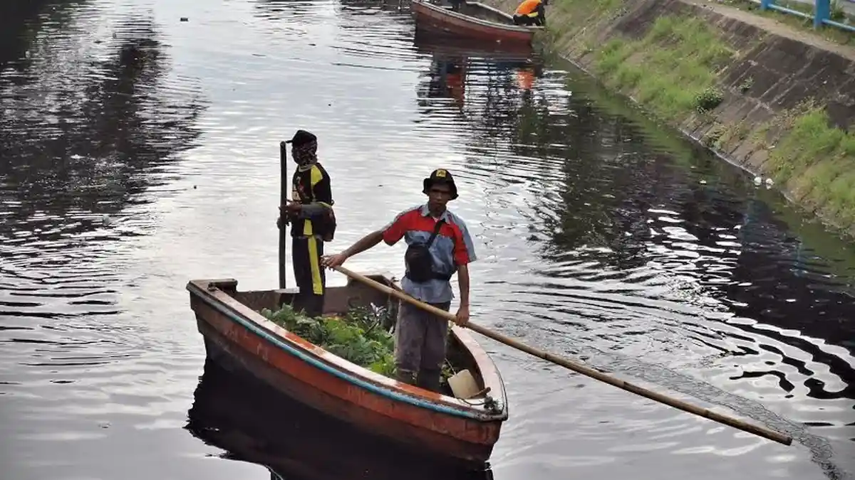 FOTO: Cegah Penumpukan Sampah, Satgas Bersihkan Kanal Jl Dangko