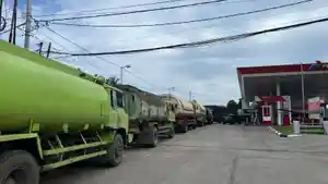 Antrean-truk-isi-BBM-Solar-1752026.jpg