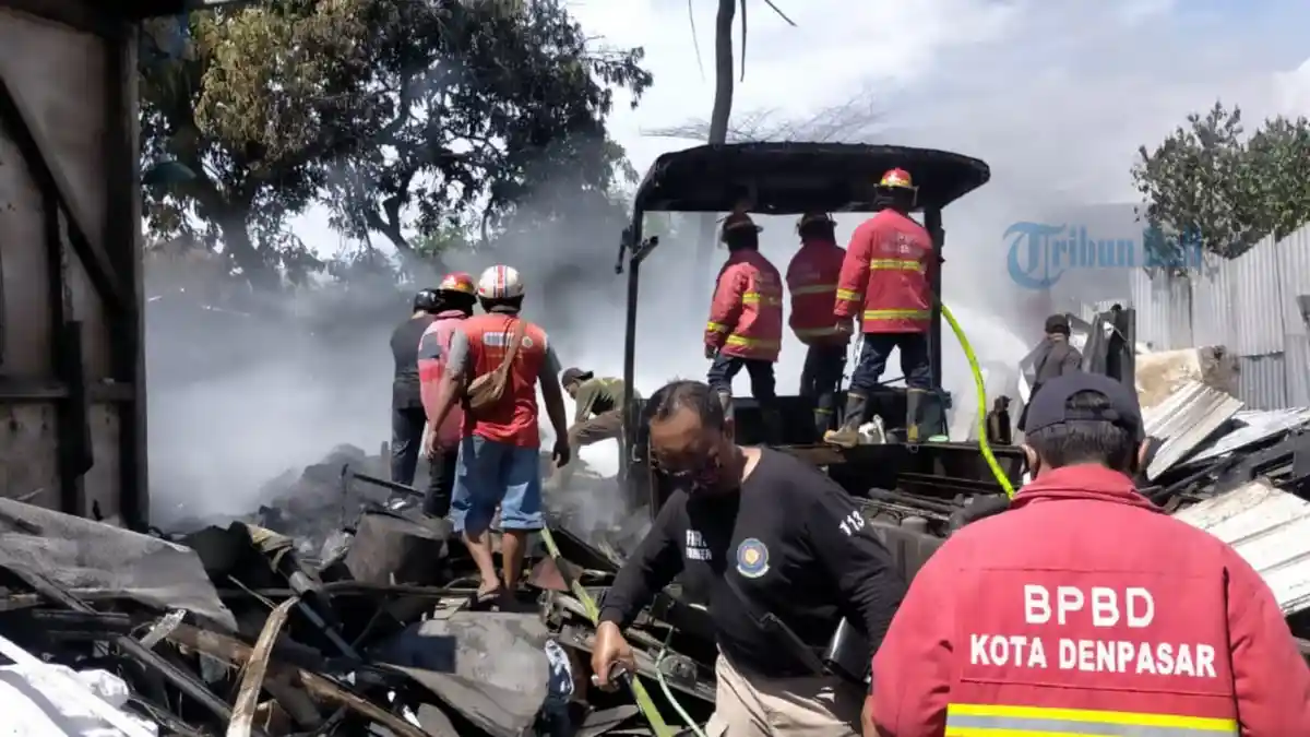 BREAKING NEWS - Diduga Berawal dari Percikan Api Las, Sebuah Bengkel di Denpasar Hangus Terbakar