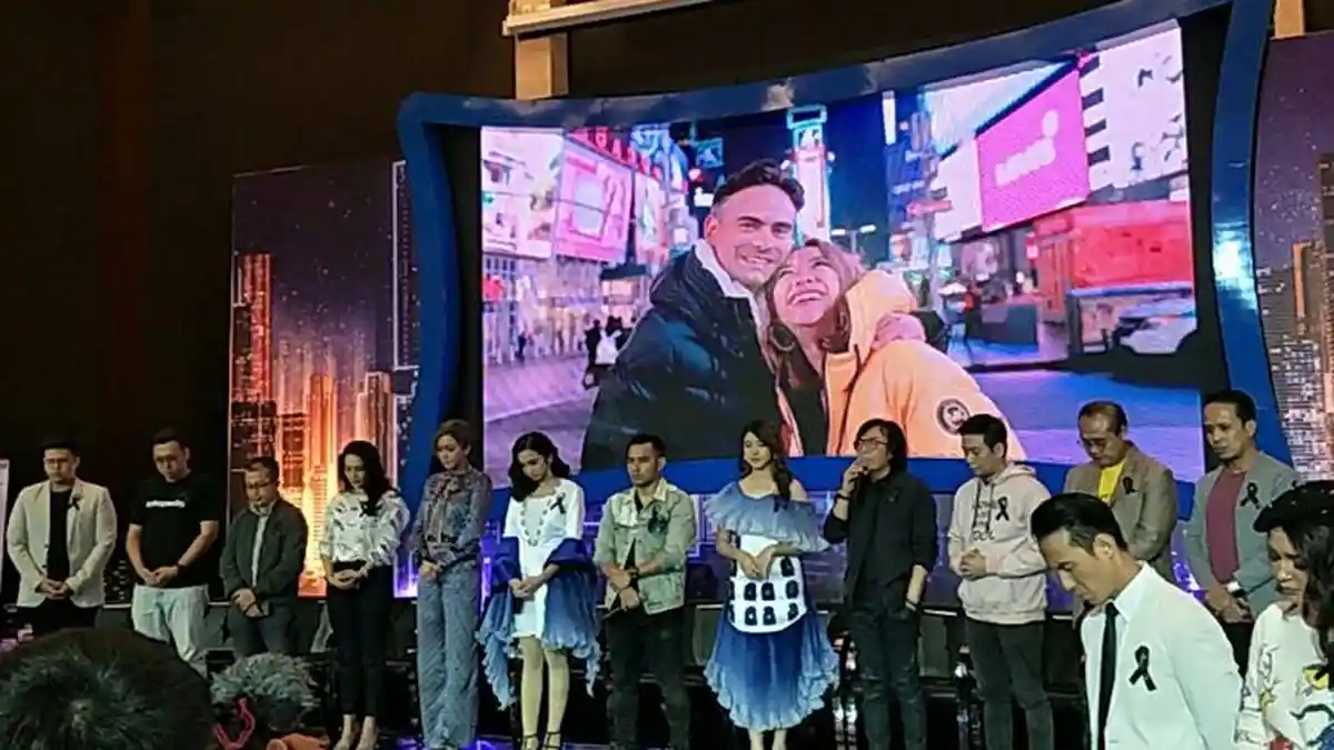 Beri Penghormatan untuk Ashraf Sinclair, Keluarga Indonesian Idol Pakai Pita Hitam