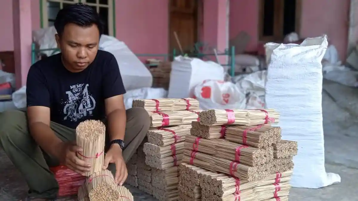 Jelang Idul Adha, Produsen Tusuk Sate di Jember Kebanjiran Pesanan