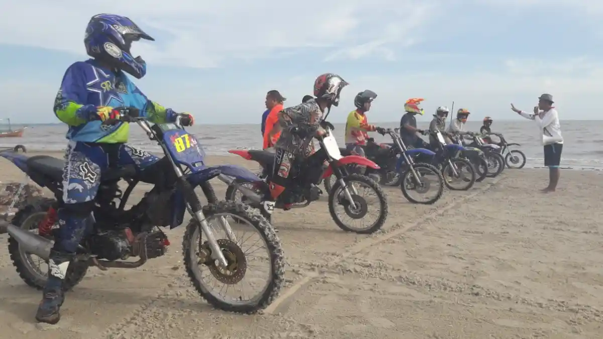Balap Cross di Bibir Pantai Nek Ajie Tarik Perhatian Warga Toboali