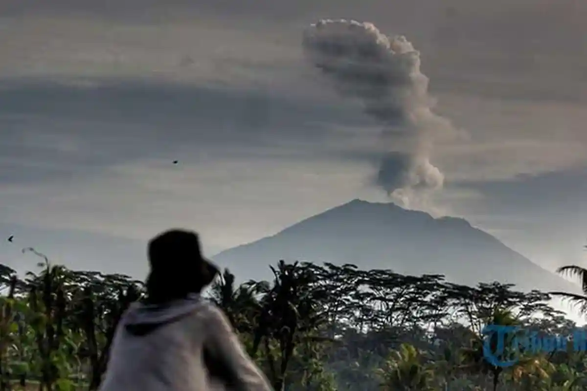 Erupsi Gunung Agung Tak Menghalangi Upacara Caru Penyaag di Besakih Besok